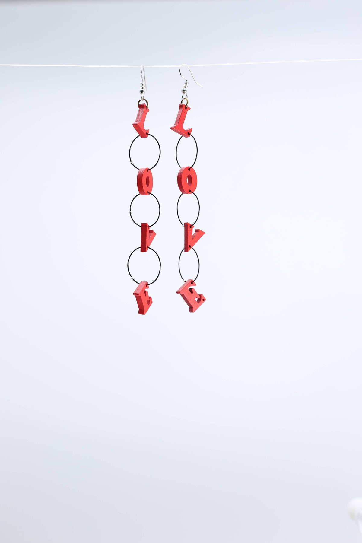 Maliit na LOVE Chain Earrings